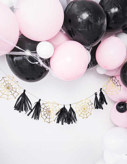1,75 m papierová girlanda so zlatými pavučinami (vyžaduje sa montáž)