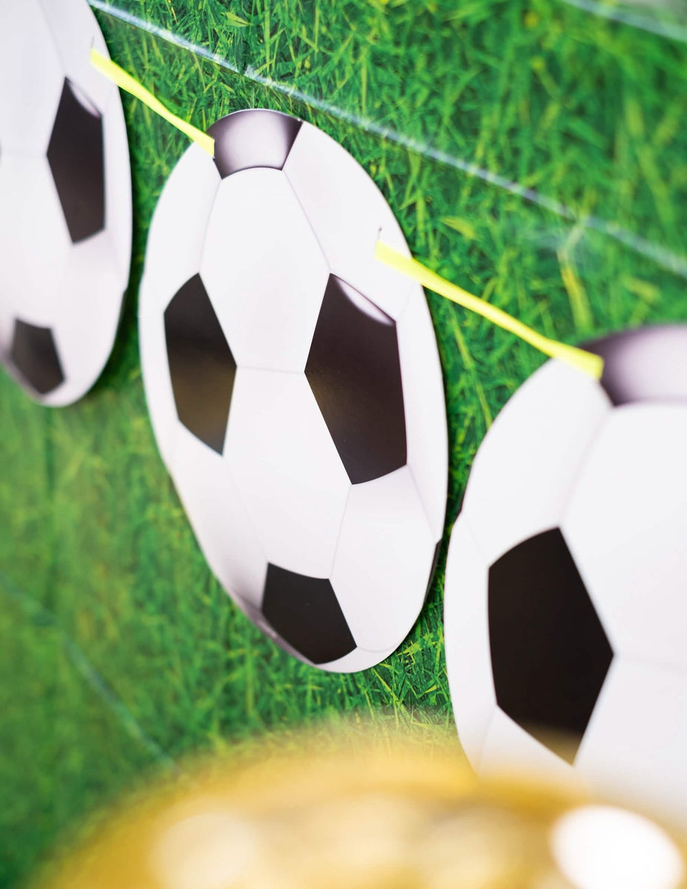 Detail na balóny girlandy s futbalovými zástavkami