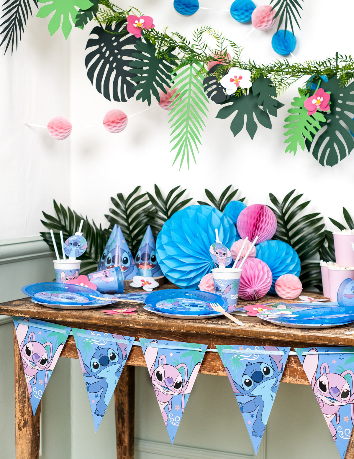 Mise en situation dans un décor de fête de la guirlande fanions papier Stitch