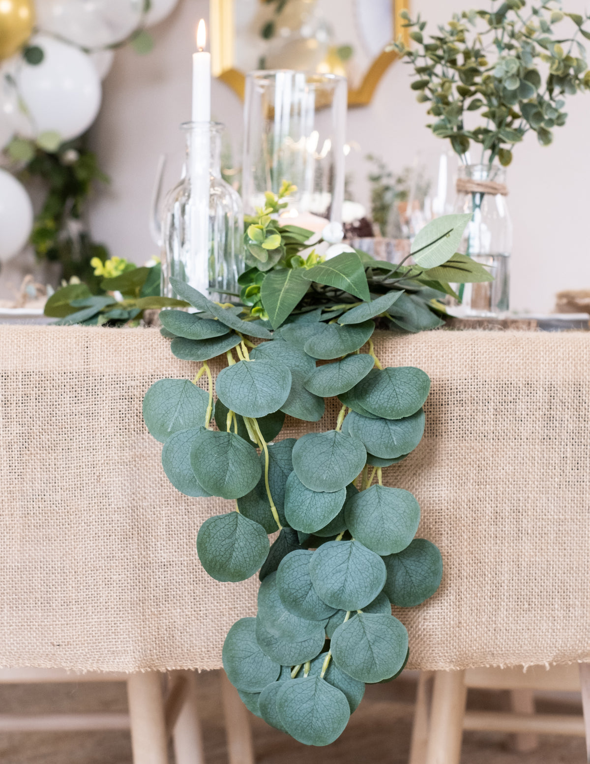 Détail de la retombée sur nappe de la guirlande de feuilles d'eucalyptus décoration végétale