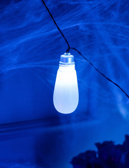 Gros plan sur une ampoule allumée de la guirlande lumineuse et sonore effrayante pour Halloween
