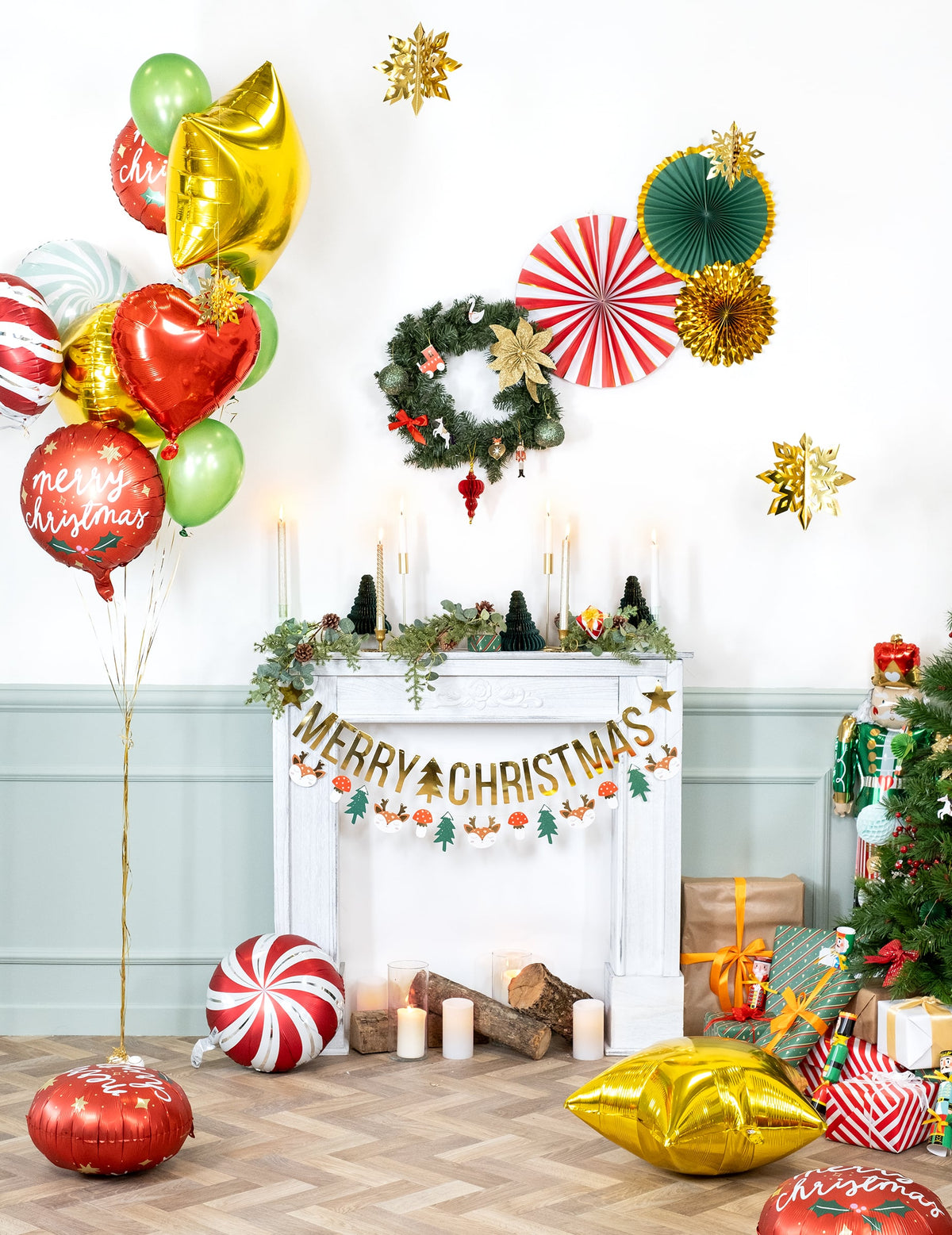 Mise en scène festive avec cheminée de la Guirlande Merry Christmas pour Noël