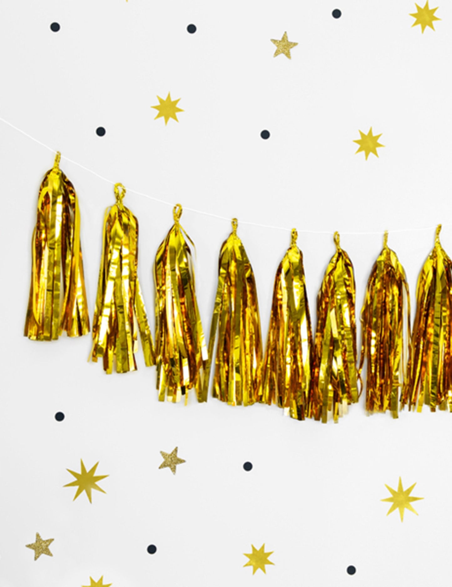 Mise en situation de la guirlande tassel 12 pompons dorés métallisés