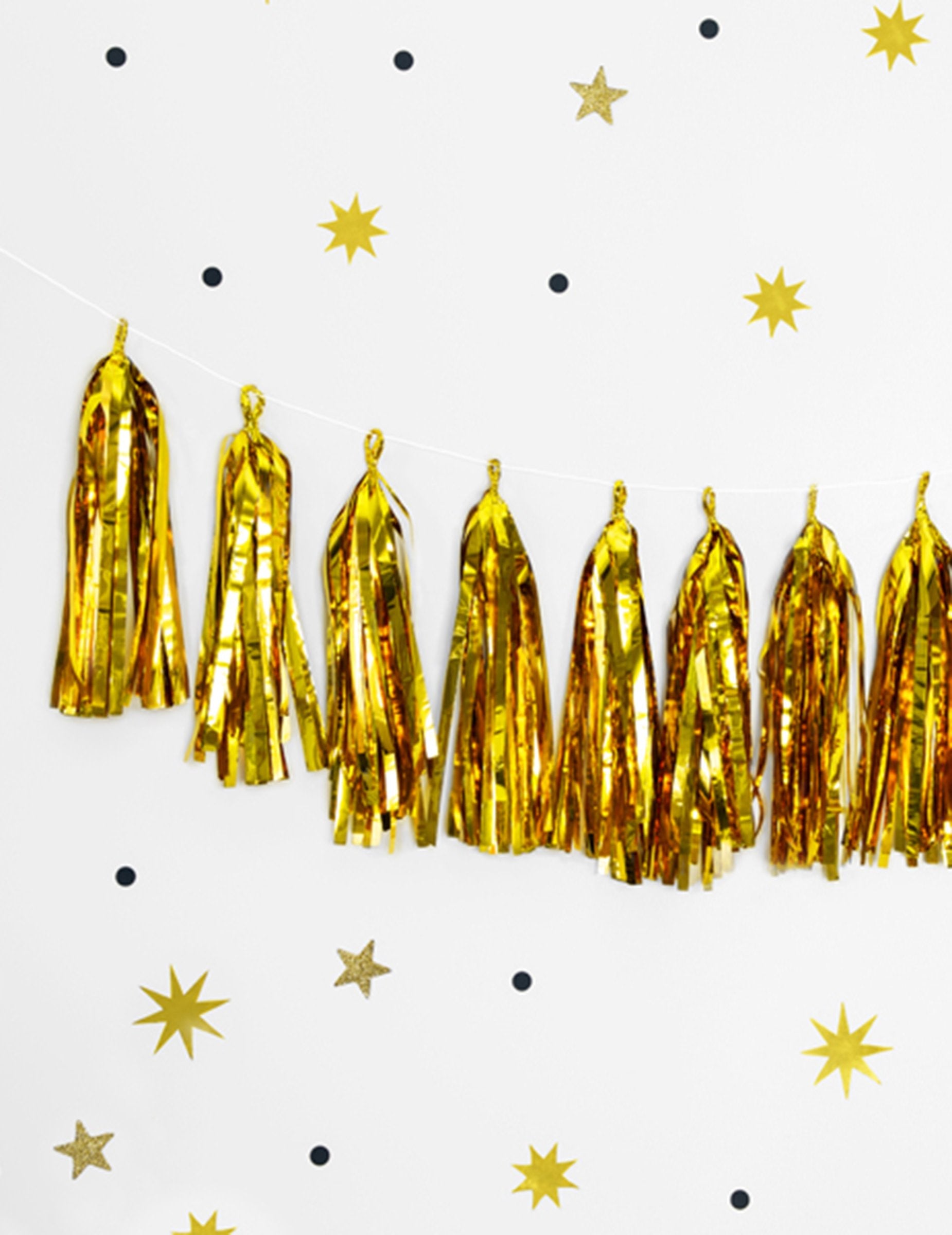 Mise en situation de la guirlande tassel 12 pompons dorés métallisés