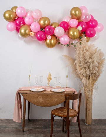 Sada s 50 ružovo-zlatými balónmi na vytvorenie oblúka s pivonkami a eukalyptom, kvetinová výzdoba