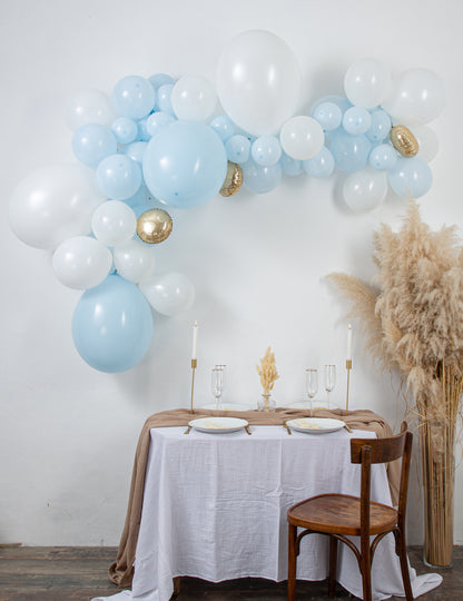 Kit arche de 57 ballons bleue et blanche pour baby shower avec touches dorées