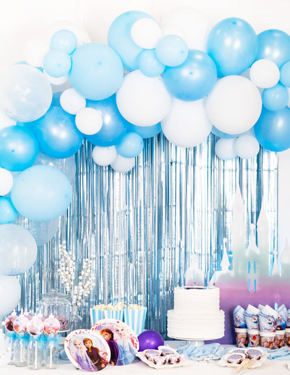 Mise en situation du kit arche de 70 ballons dégradé de bleu et blanc