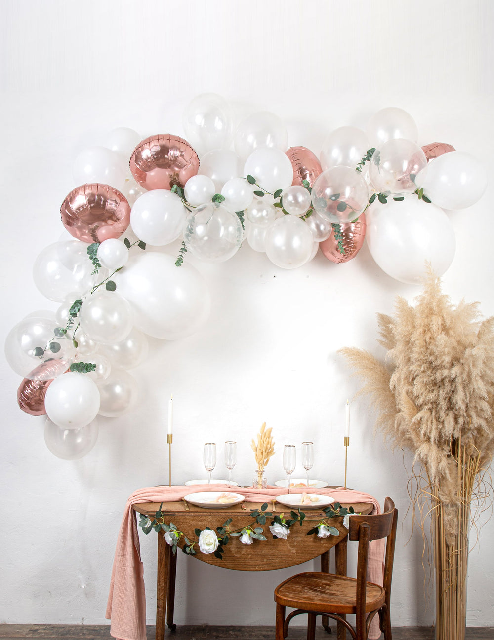 Kit arche de 70 ballons rose gold avec eucalyptus et roses blanc et rose gold métallisé