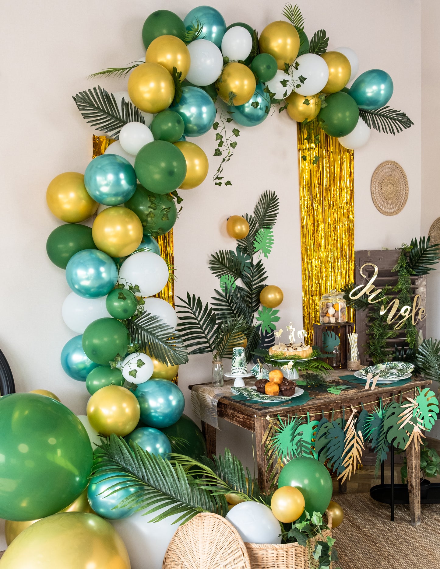 Súprava tropického balónového oblúka s 86 balónmi s brečtanom, palmami a listami monstery pre elegantnú dekoráciu.