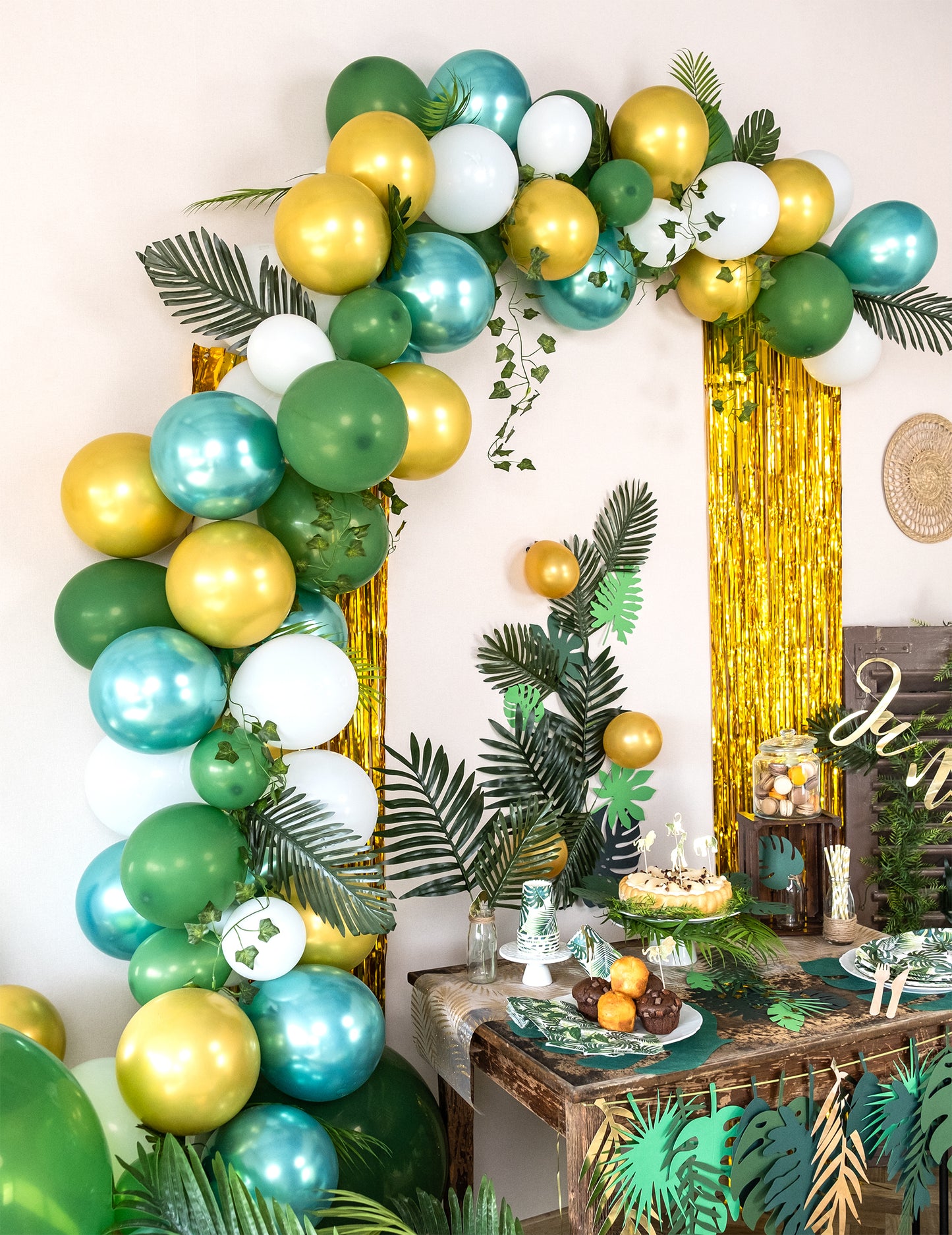 Súprava tropického balónového oblúka s 86 balónmi s brečtanom, palmami a listami monstery pre elegantnú dekoráciu.