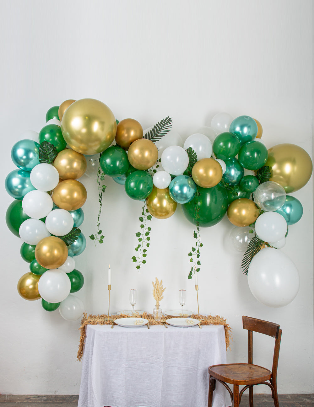 Kit arche de 86 ballons tropicale pour décoration chic vert, or et blanc avec lierre, palmier et monstera