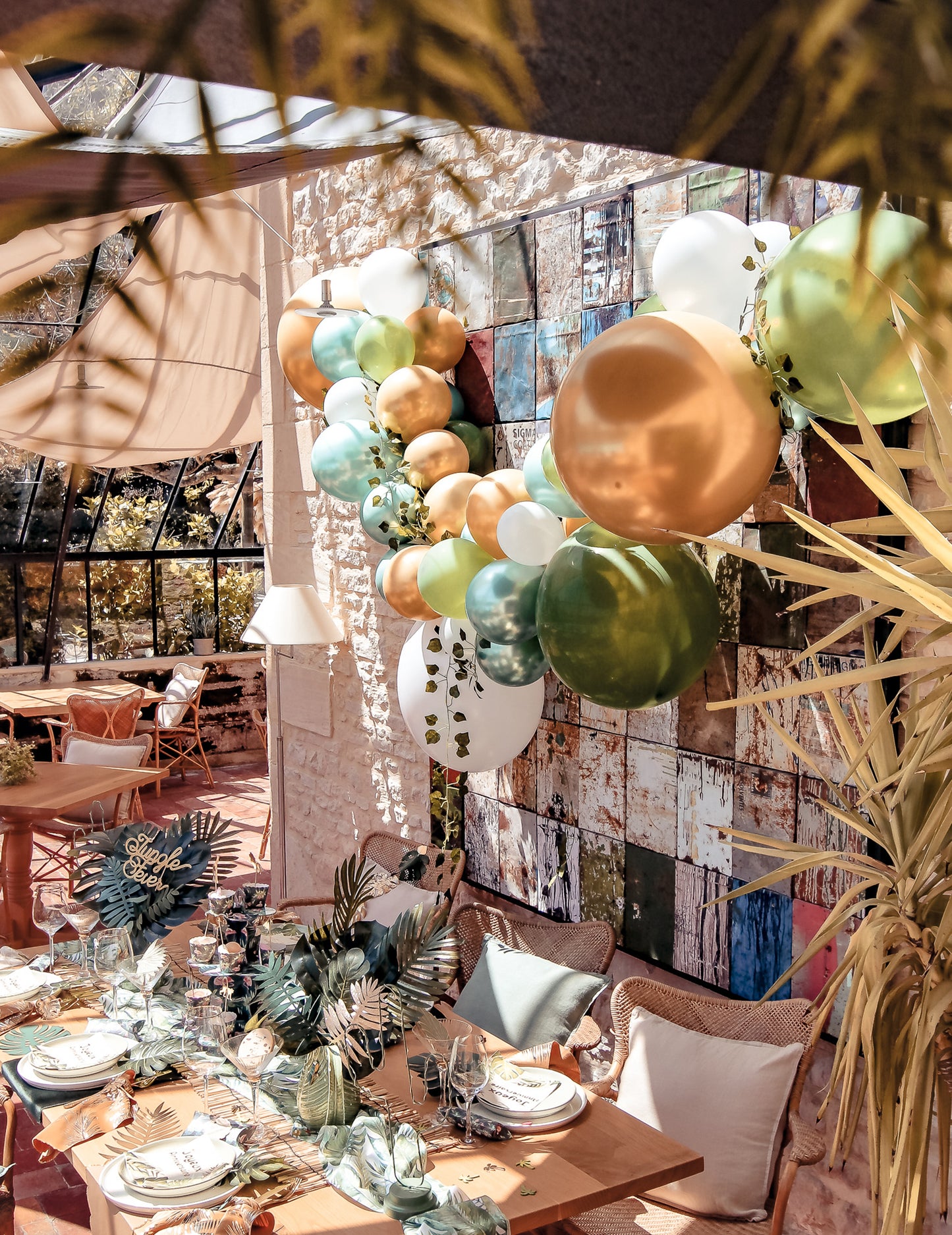 Súprava tropického balónového oblúka s 86 balónmi s brečtanom, palmami a listami monstery pre elegantnú dekoráciu.