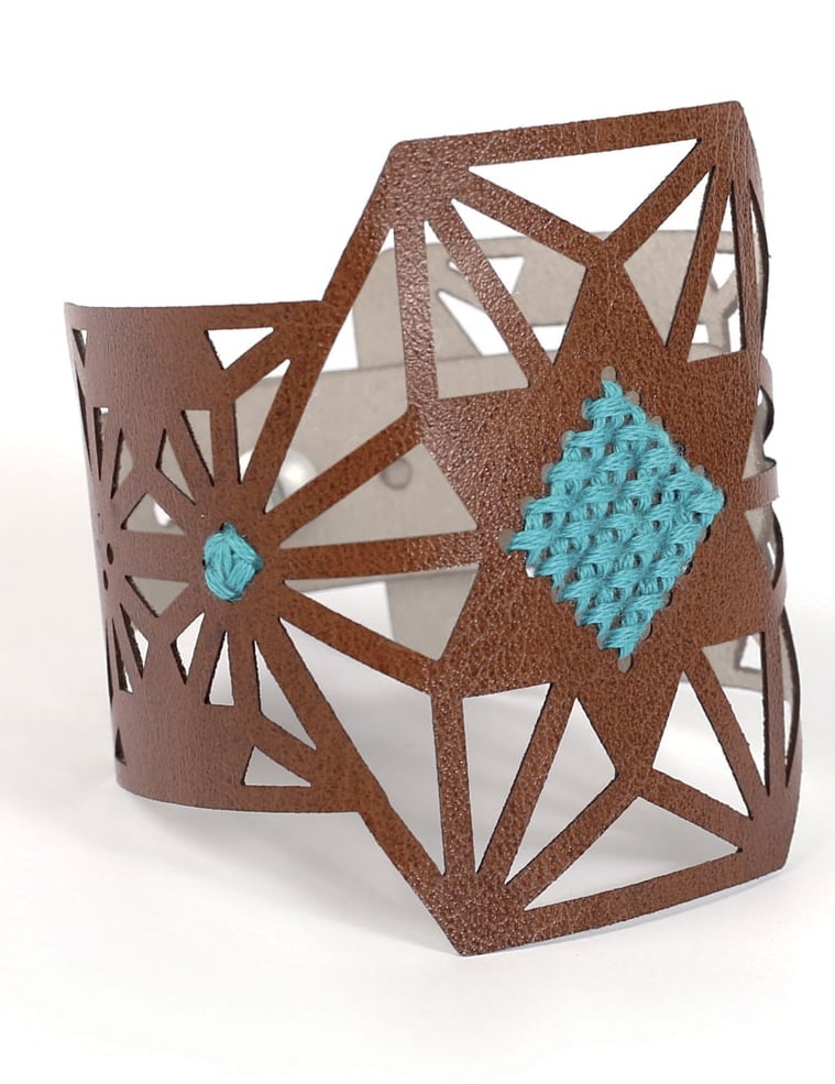 Vue de profil du Kit bracelet à broder motif étoile