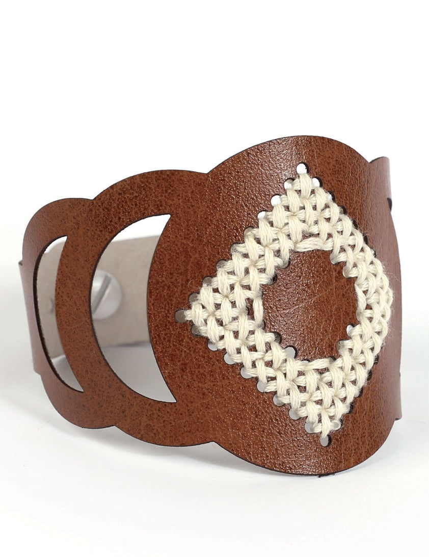 Gros plan sur la broderie du kit bracelet à broder manchette motif rond