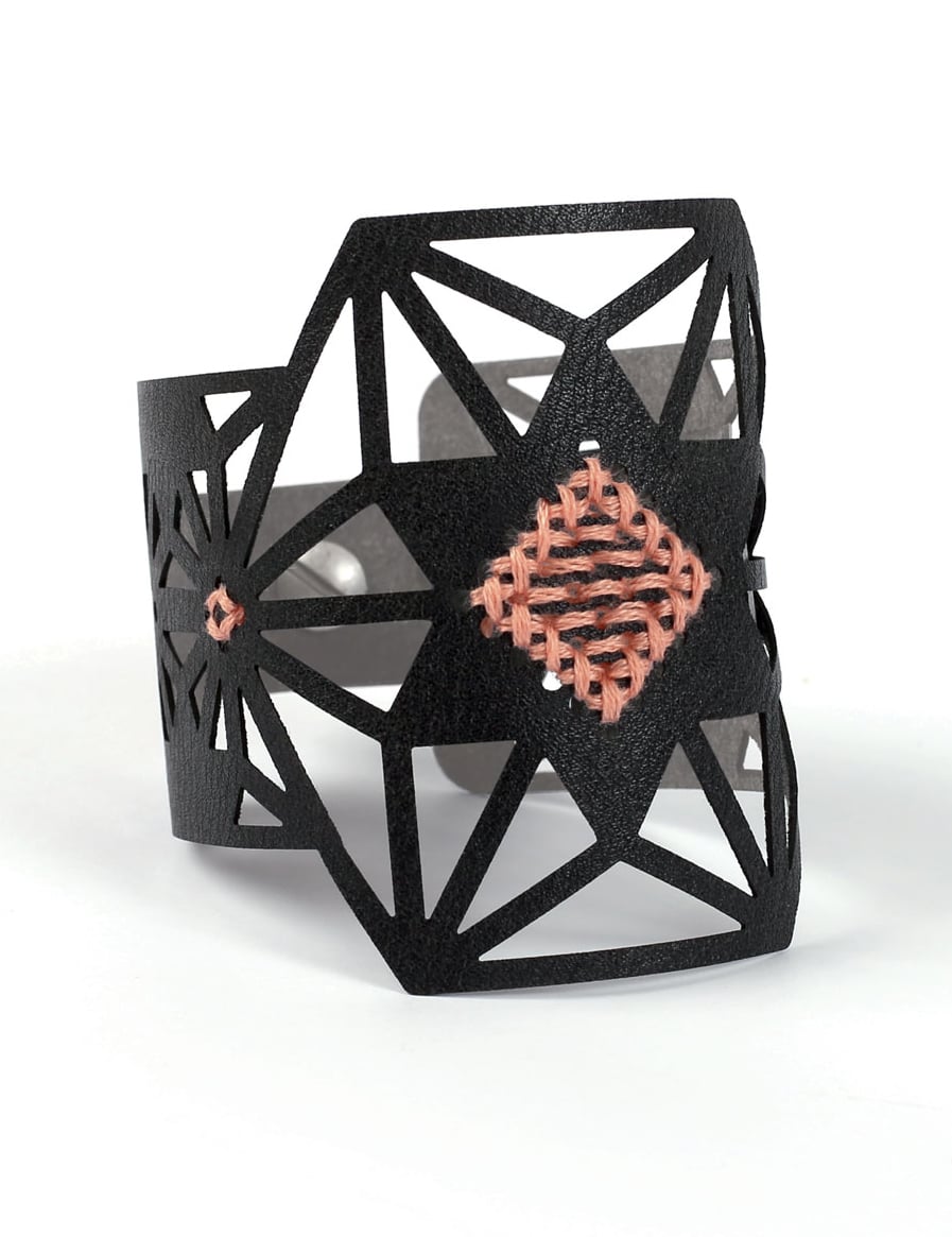 Vue de profil du kit bracelet à broder motif étoile