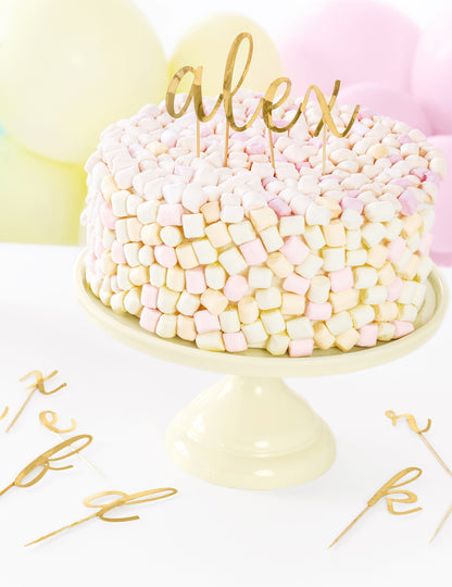 Sada drevených ozdôb na tortu s kovovými zlatými písmenami na tortu