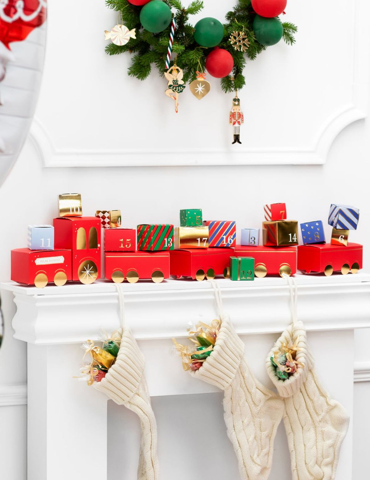 Détail des boîtes et accessoires du kit calendrier de l'avent diy train de Noël