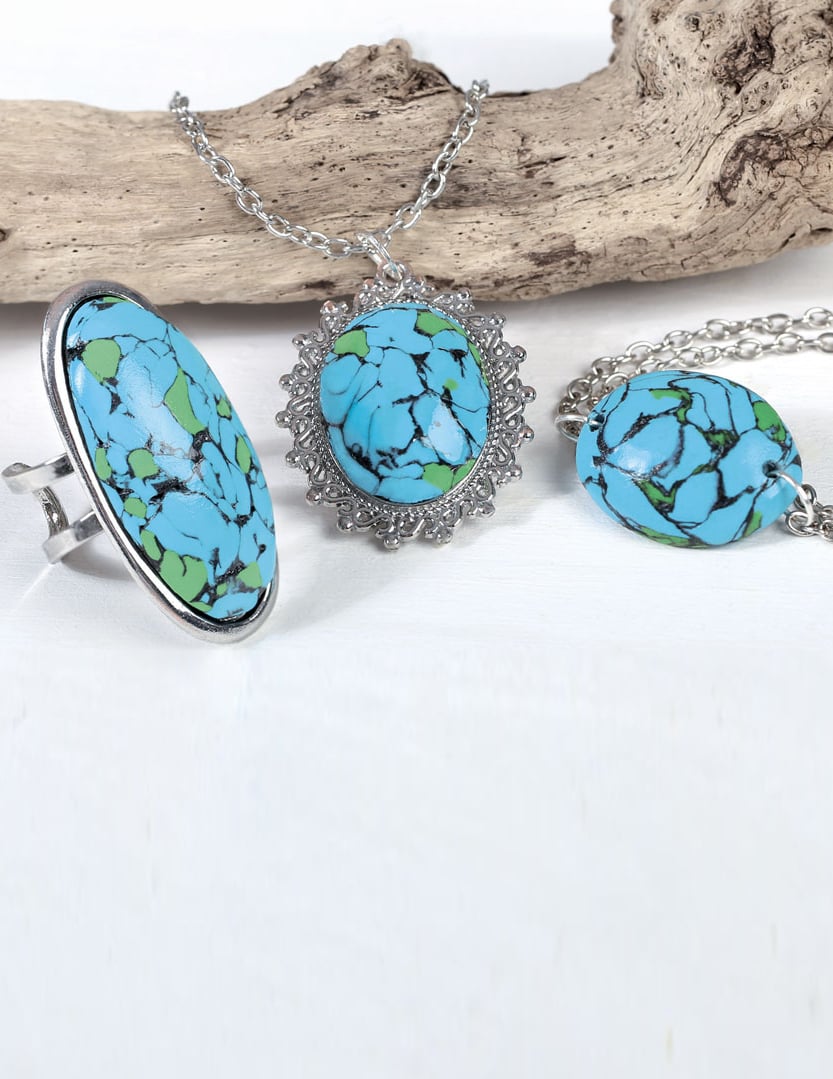 Vue rapprochée des bijoux du kit création de bijoux parure pierres turquoises la divine