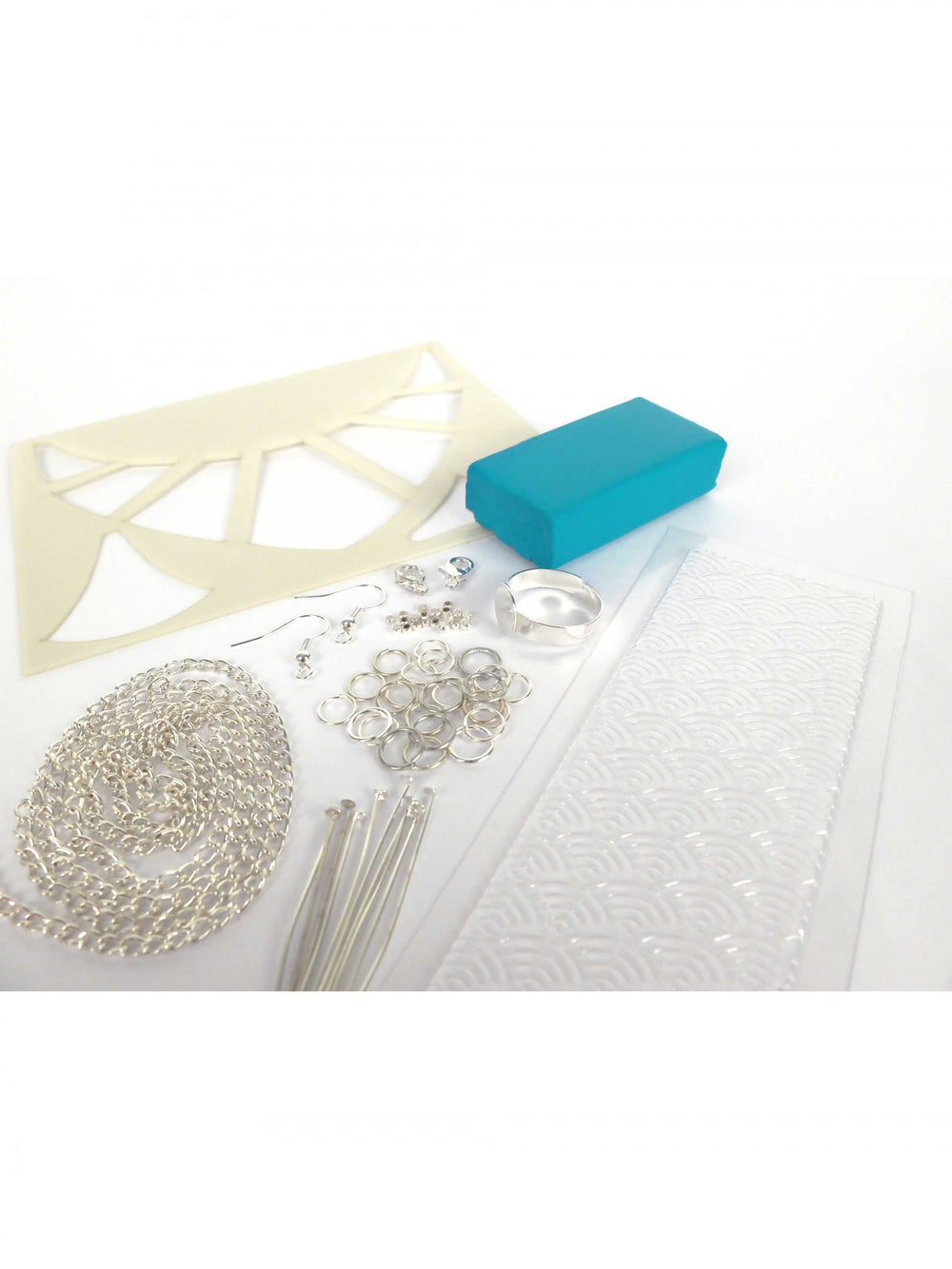 Détail des accessoires du kit création de bijoux parure turquoise en pâte fimo