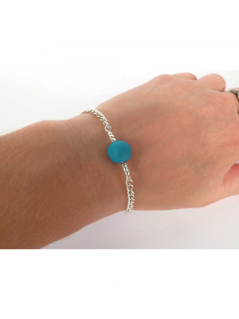 Détail du bracelet porté du kit création de bijoux parure pour adulte turquoise en pâte fimo