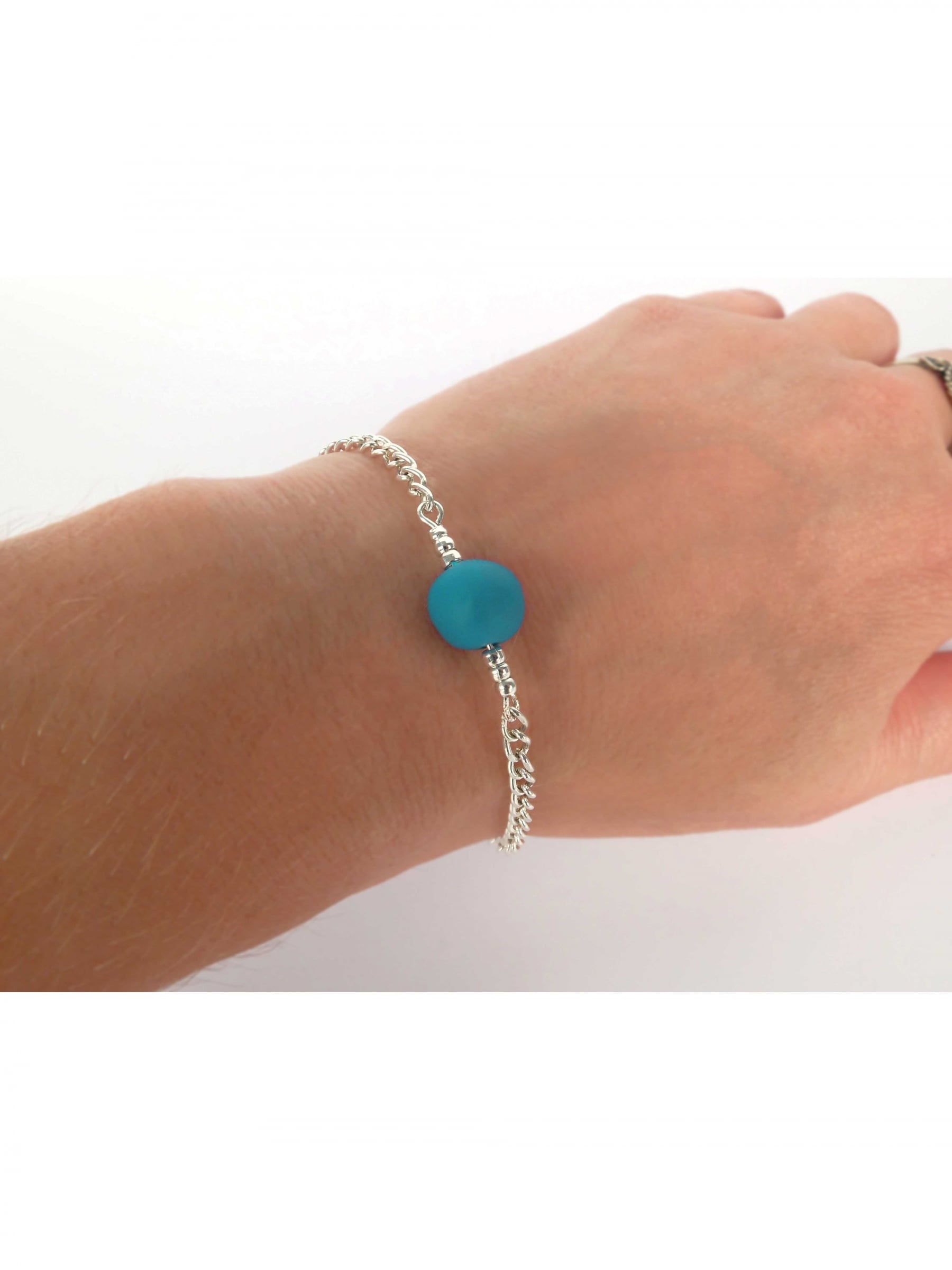 Détail du bracelet porté du kit création de bijoux parure pour adulte turquoise en pâte fimo
