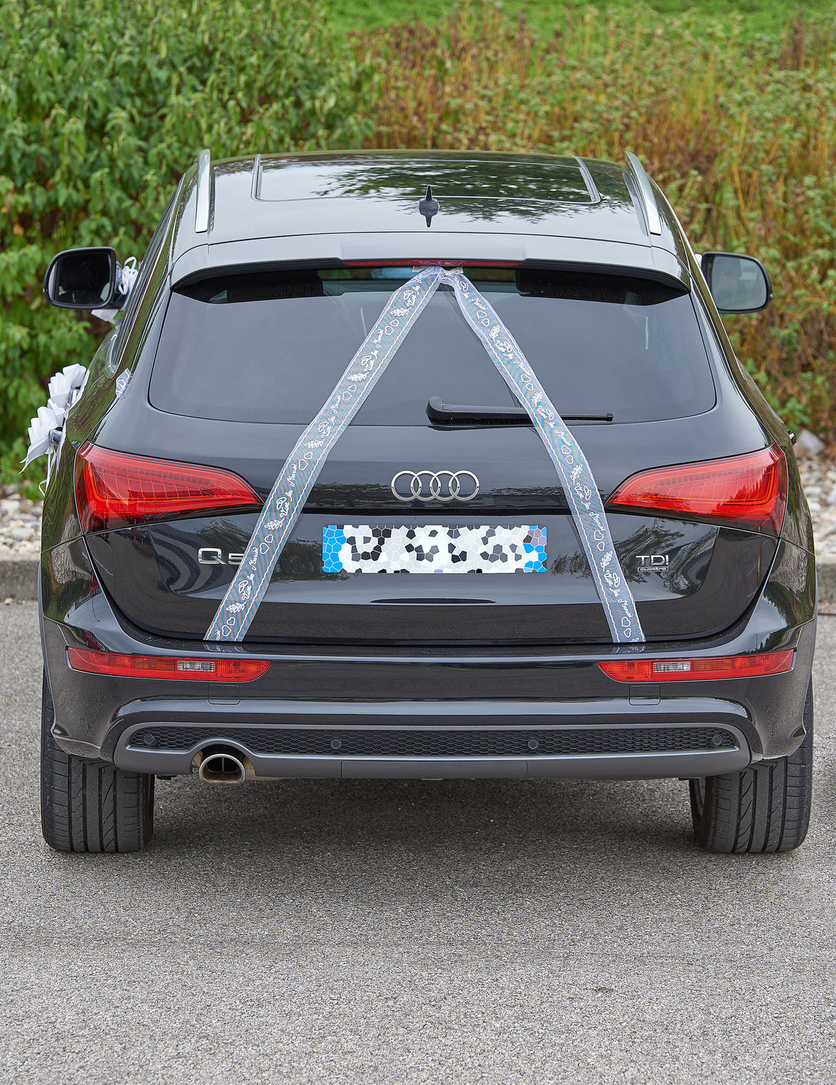 Vue arrière du kit de décoration voiture luxe mariage