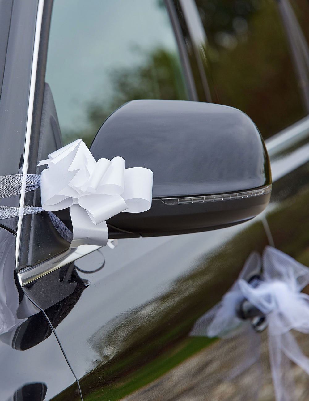 Détail du nœud blanc pour rétroviseur du kit de décoration voiture luxe mariage