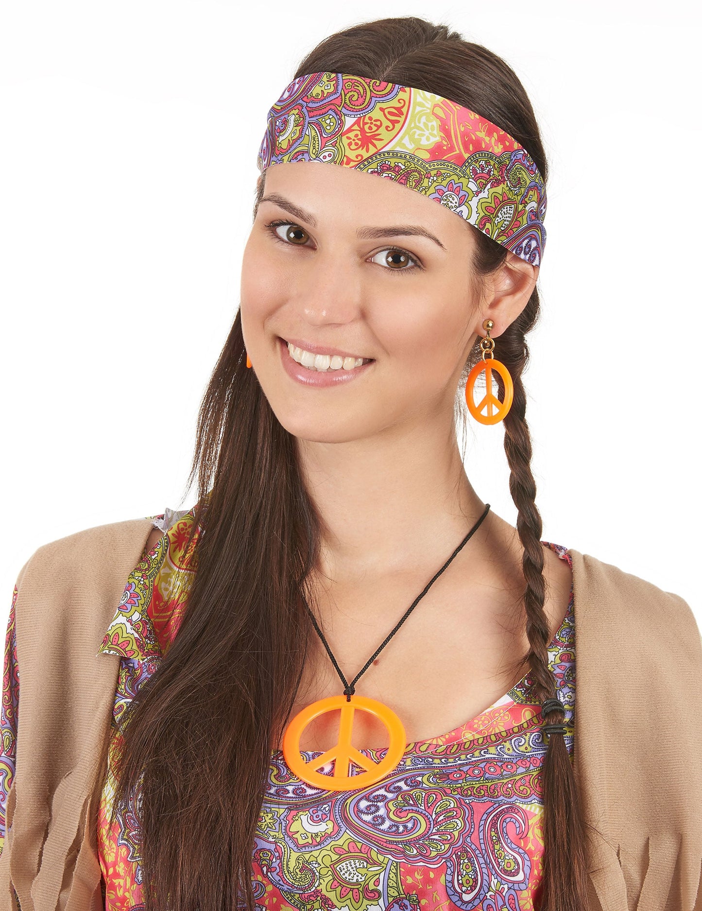 Détail du bandeau et des bijoux orange portés du Kit hippie
