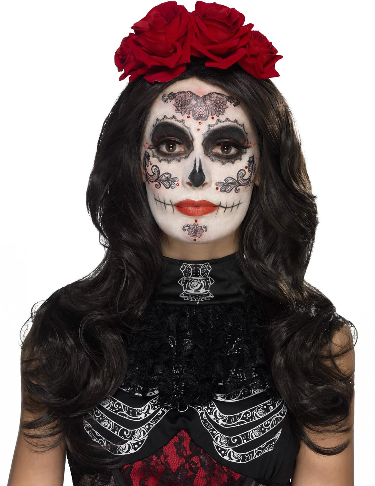Glamour líčidlá s umelými mihalnicami a šperkami Dia de los muertos pre ženu s červenými ružami a čiernymi motívmi