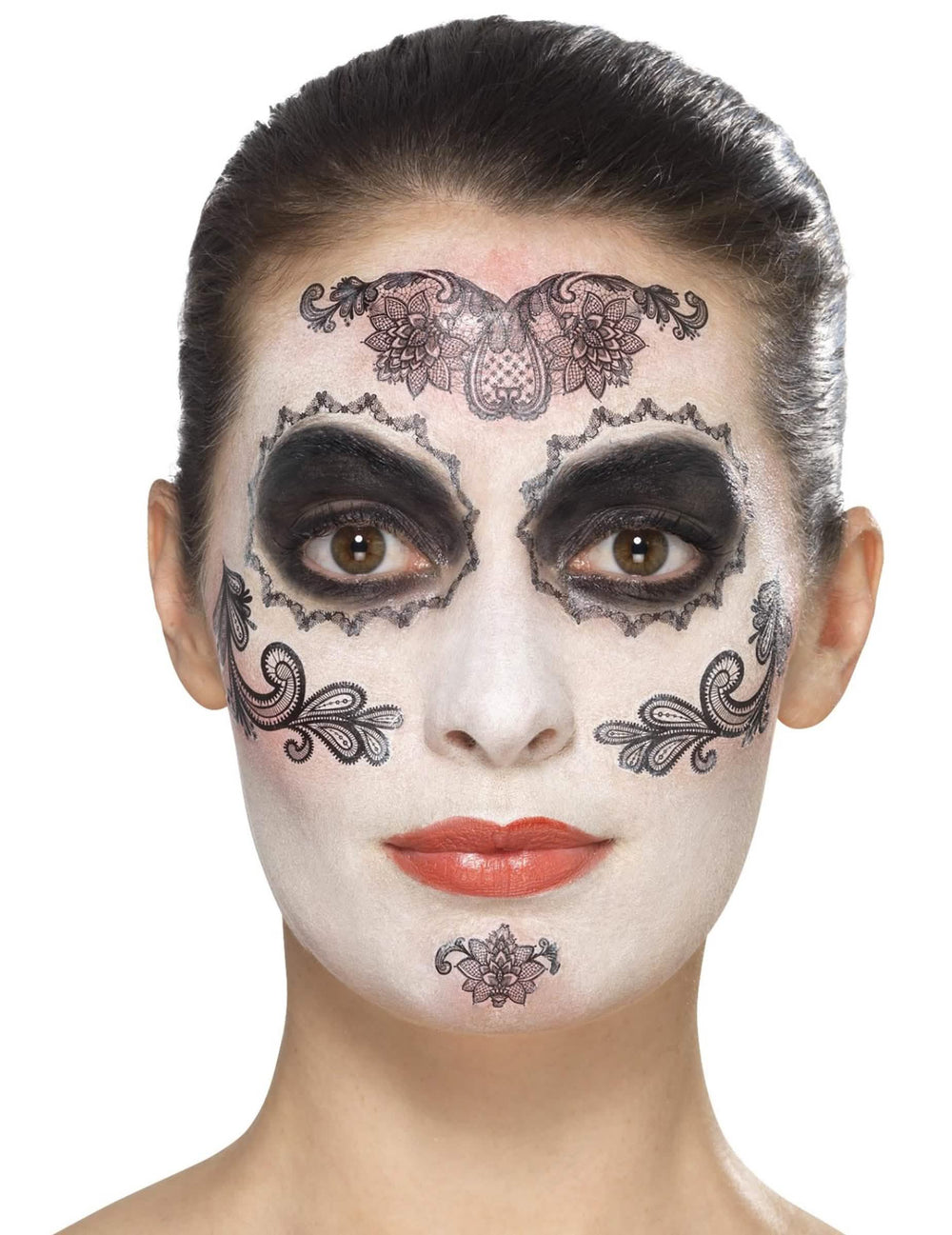 Prenosy tváre s čipkovanými vzormi zo sady glam líčidlá s umelé mihalnice a šperky Dia de los muertos