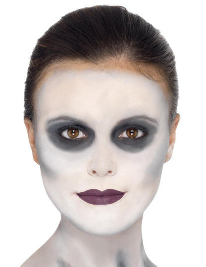 Gros plan sur le maquillage du visage du kit maquillage pirate des mers