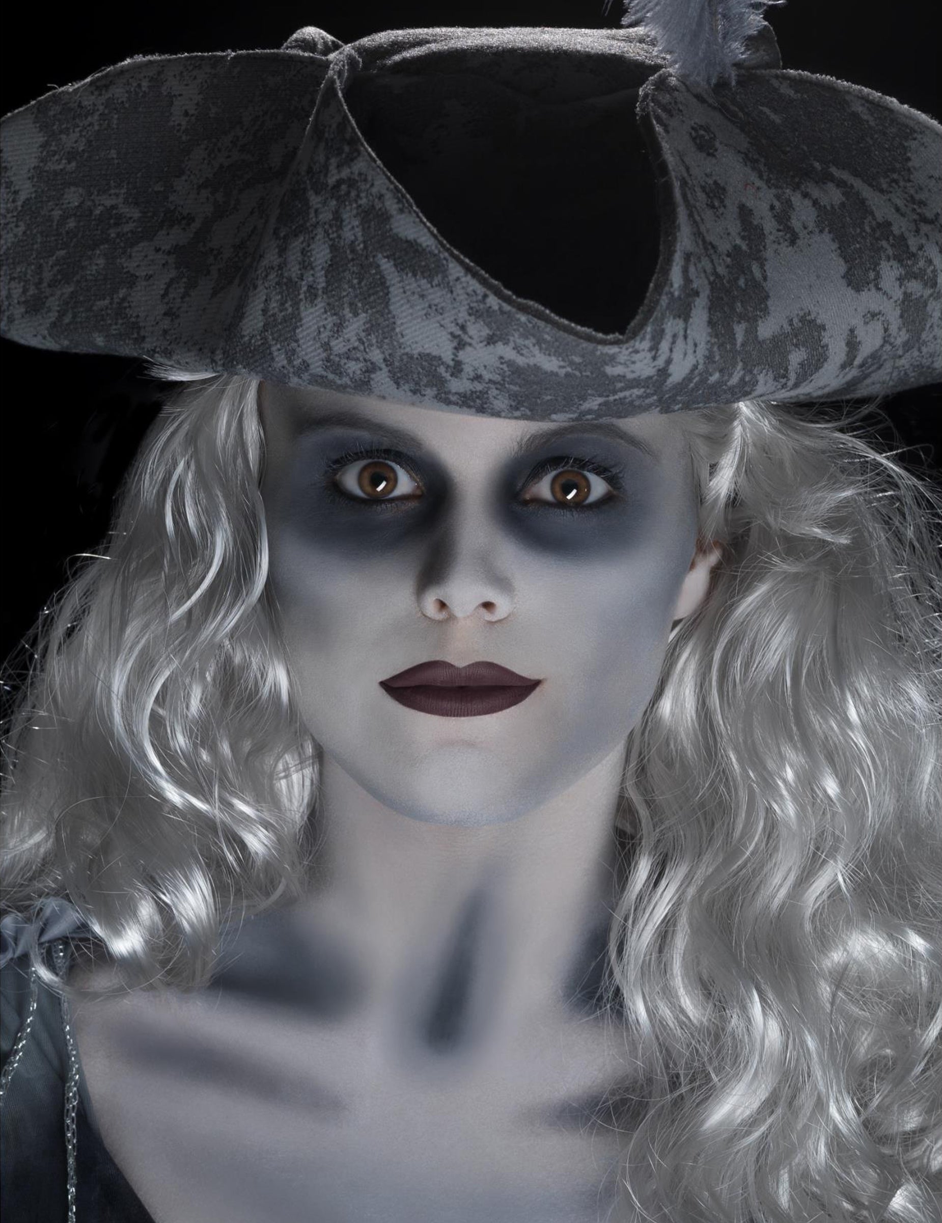 Portrait de face avec chapeau du kit maquillage pirate des mers