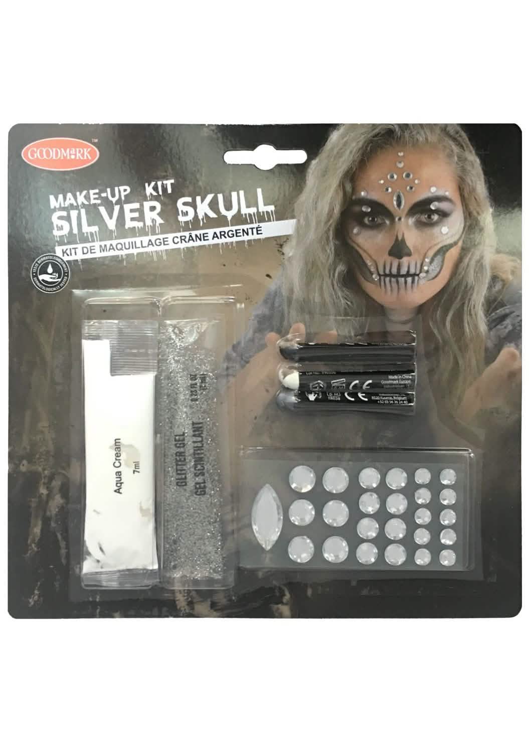 Veľký detail na nalíčenej tvári s sexy dospelý strieborná skeletovou sadou líčidiel