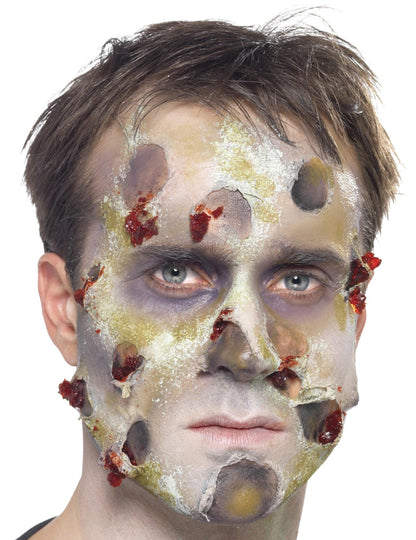 Detailný pohľad na efekty otvorených rán z make-upového kitu pre zombie