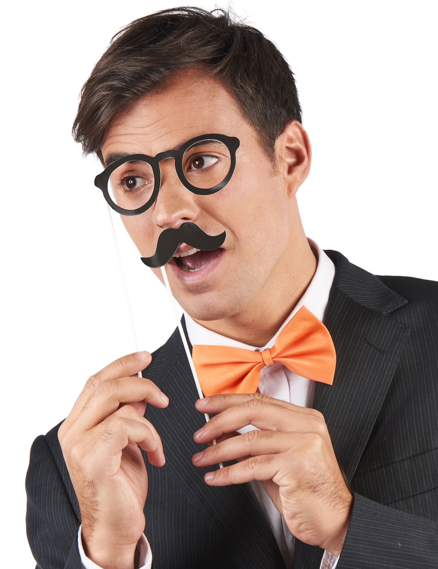 Detail okuliarov a fúzov na tyči z fotobúdky s 17 doplnkami