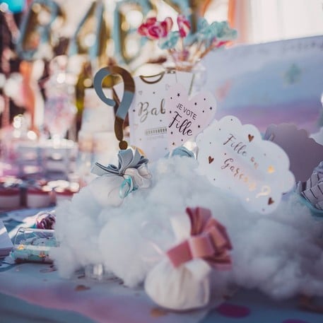 Détail des accessoires du kit photobooth fille ou garçon pour gender reveal