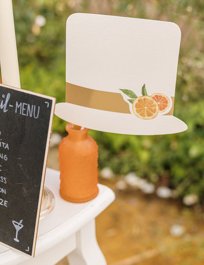 Súprava na fotenie citrusov Fizz s krémovým, oranžovým a zlatým papierom a slávnostnými doplnkami.