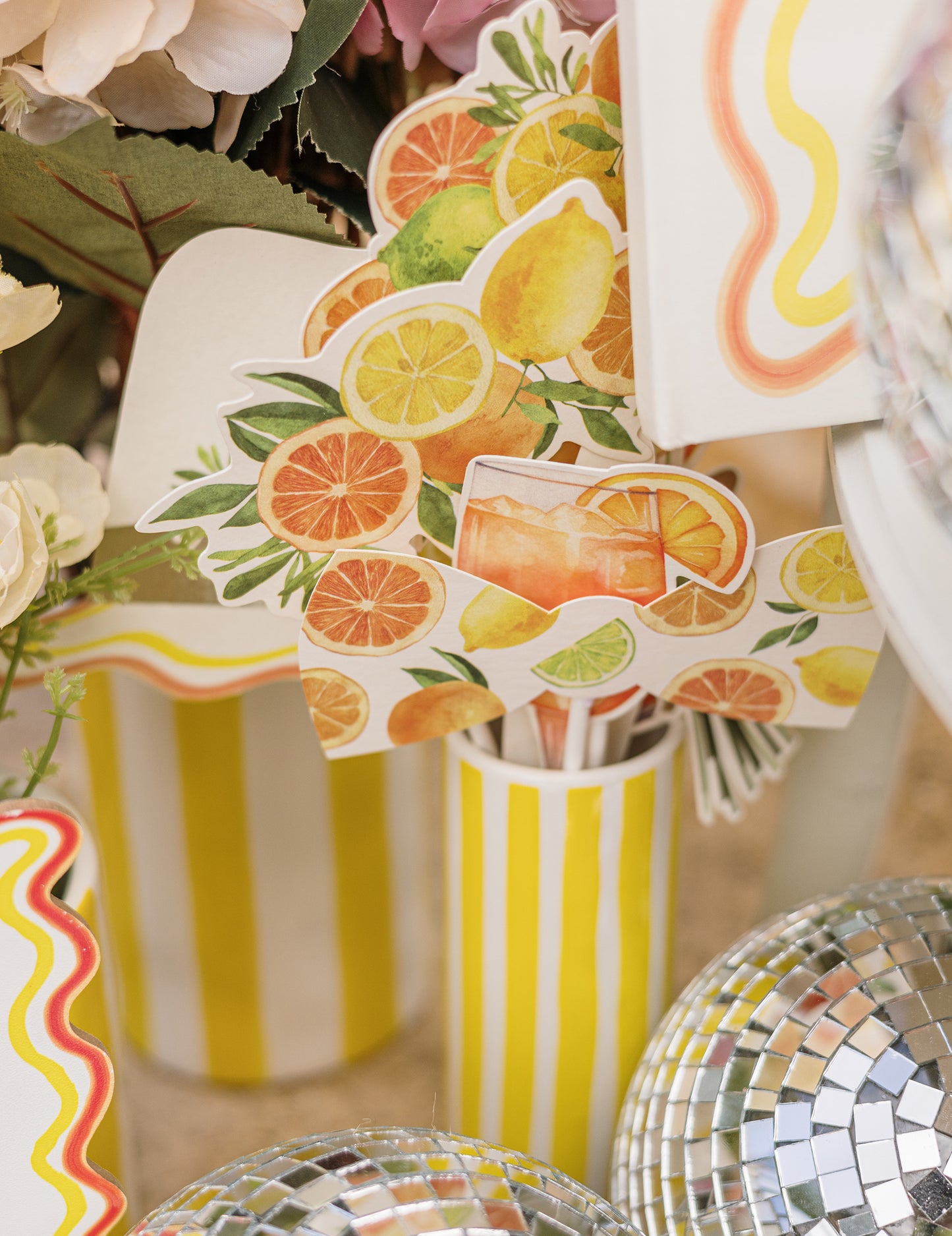 Súprava na fotenie citrusov Fizz s krémovým, oranžovým a zlatým papierom a slávnostnými doplnkami.