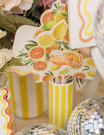 Súprava na fotenie citrusov Fizz s krémovým, oranžovým a zlatým papierom a slávnostnými doplnkami.