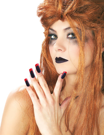 Rúžová súprava a krvavé krvavé nechty dospelých