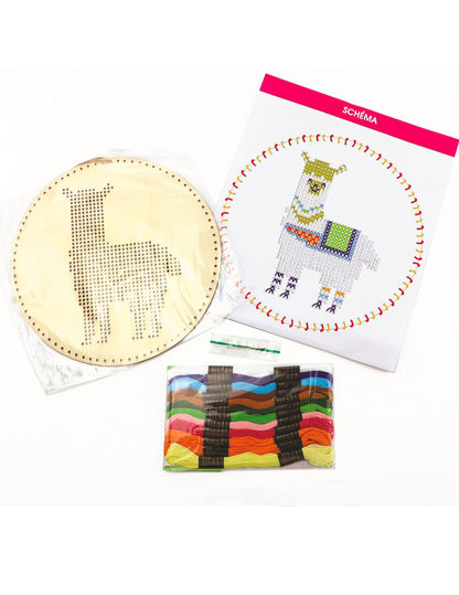 Súprava na zavesenie s vyšívaním lamy 22 cm drevený