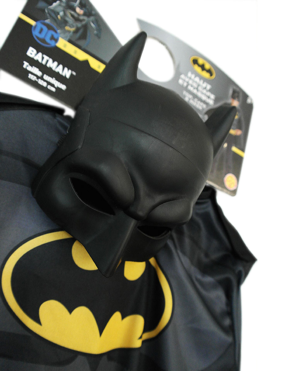 Gros plan sur le masque noir du kit top et masque Batman pour enfant