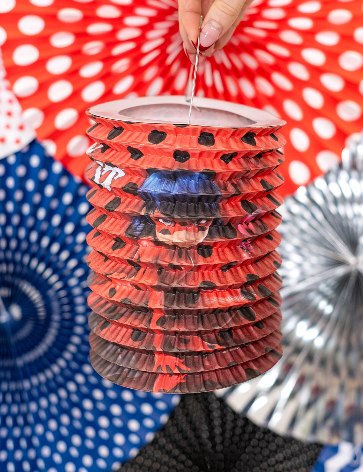 Gros plan sur l'illustration du lampion en papier Ladybug