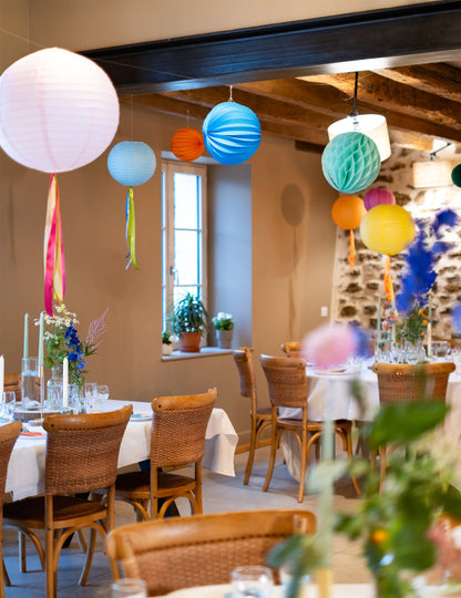 Mise en situation de la lanterne boule pour suspension bleu turquoise