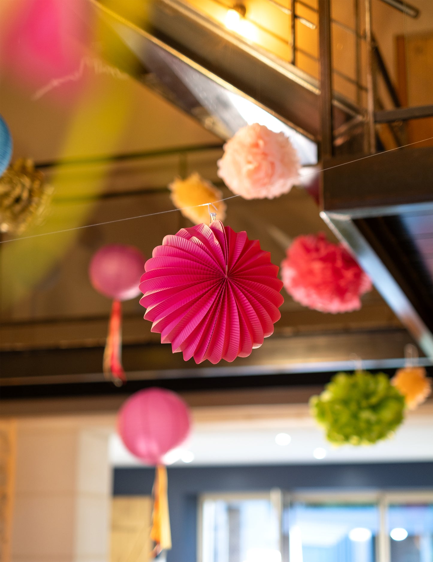 Fuchsiový lampión guľa 23 cm na zavesenie 