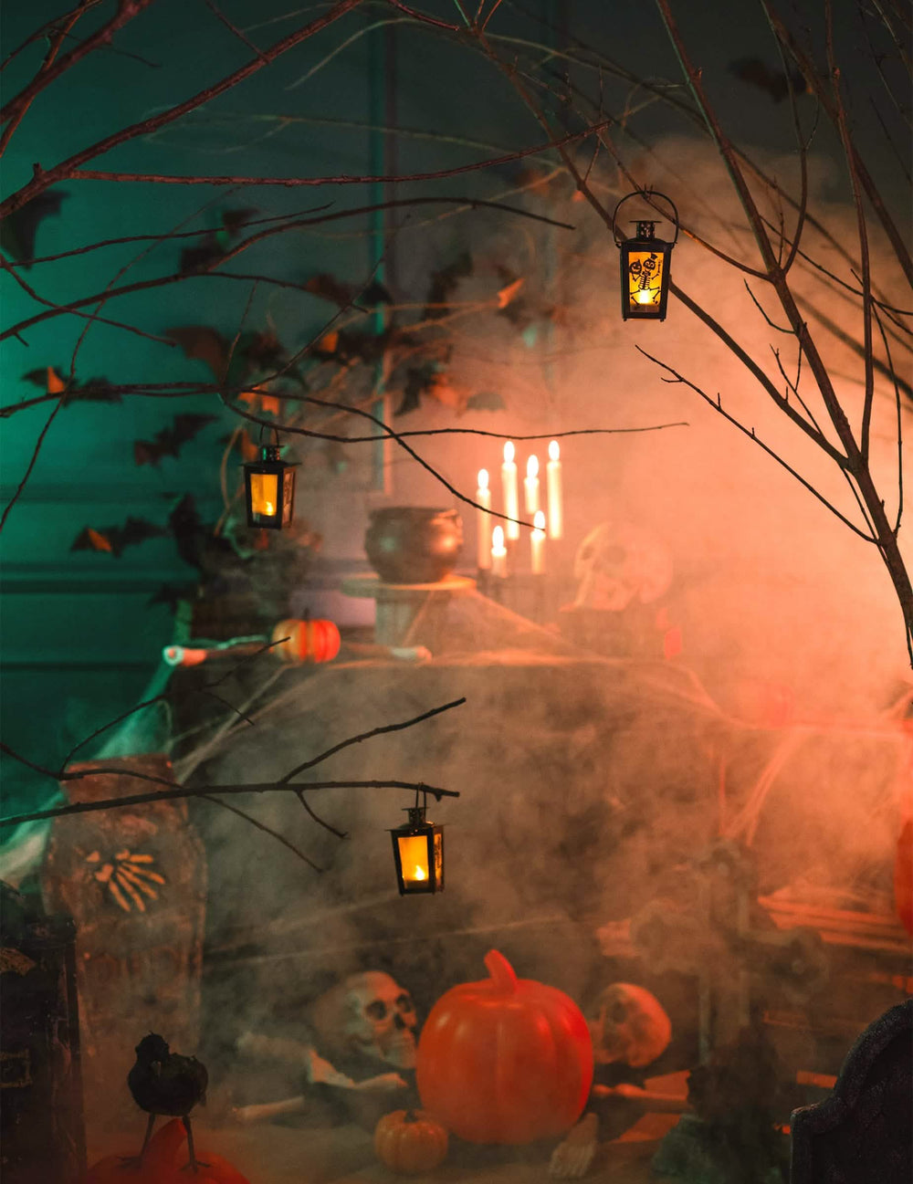 Umiestnenie do desivého prostredia s osvetlenou halloweenskou lampášou so kostrou a tekvicou