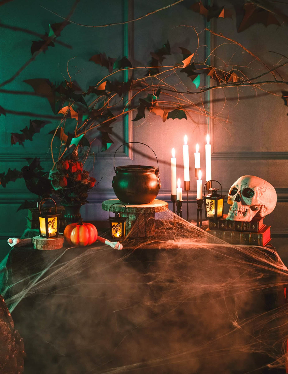 dekorácia stola s osvetlenou lampášovou lebkou na halloween