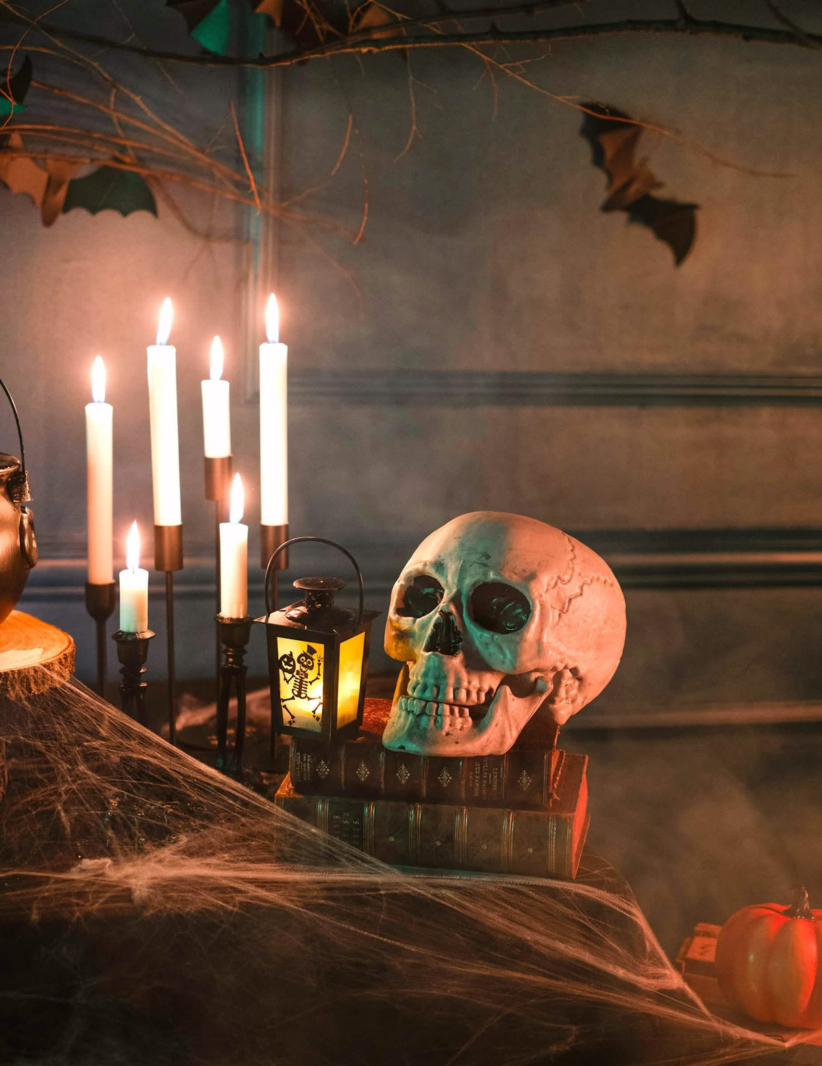 Zinscenovanie s lebkou svietiacej lampiónovej kostry na halloween