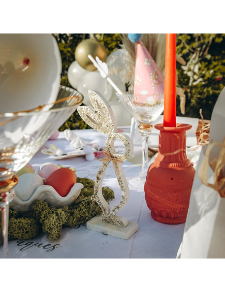 Králik na bielom drevenom podstavci so zlatými trblietkami 18 cm na Veľkú noc