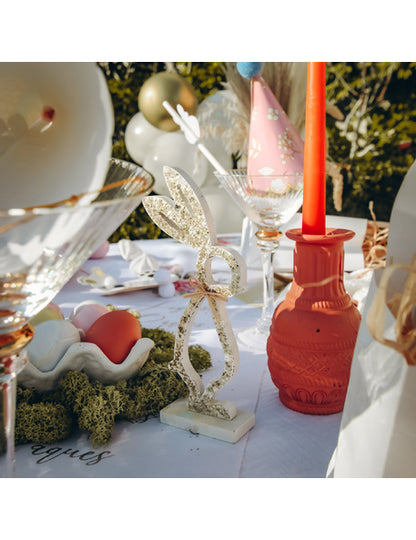 Králik na bielom drevenom podstavci so zlatými trblietkami 18 cm na Veľkú noc